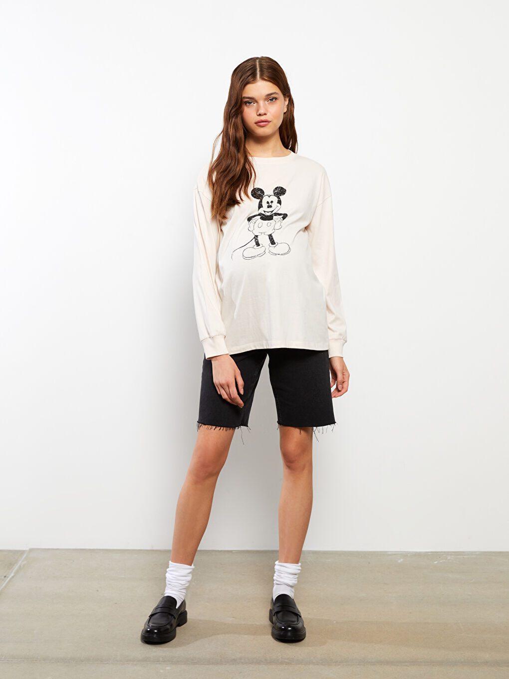 LCWAIKIKI Maternity Rundhalsausschnitt Mickey Mouse Bedrucktes Langarm Mutterschafts-T-Shirt -W2DE21Z8-FEK