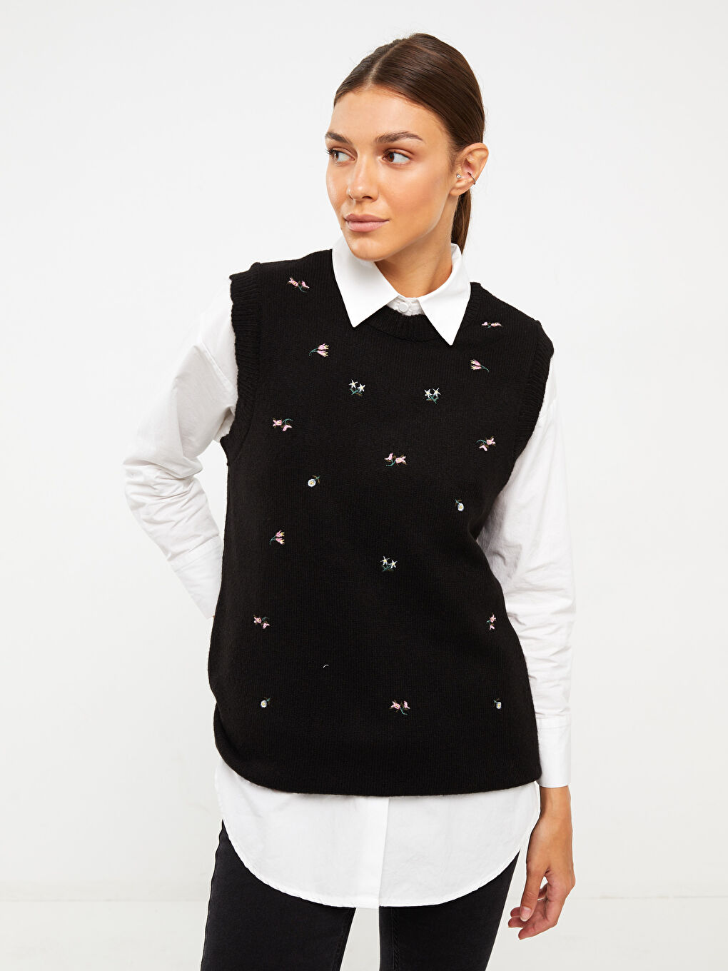 Siyah Bisiklet Yaka Nakışlı Kadın Triko Süveter