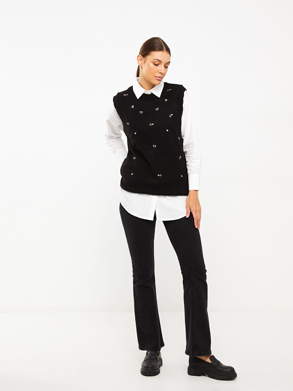 Siyah Bisiklet Yaka Nakışlı Kadın Triko Süveter-1