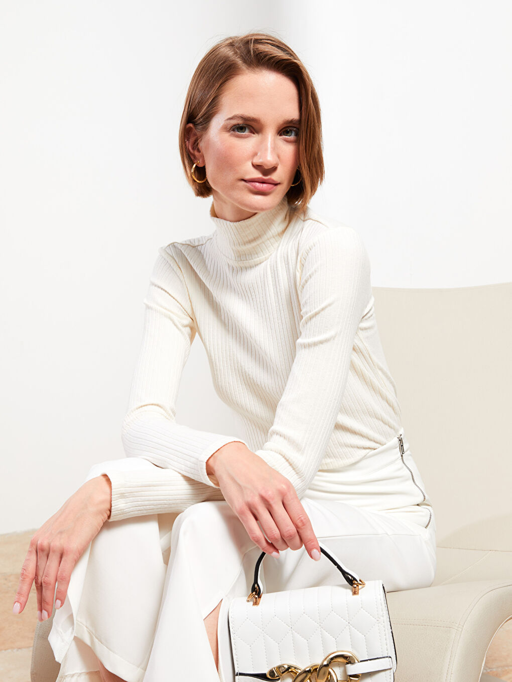 Ekru Dik Yaka Düz Uzun Kollu Kadın Body