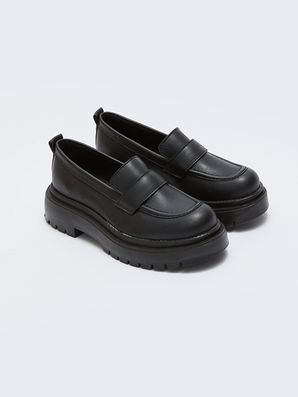 Siyah Deri Görünümlü Kalın Taban Kadın Klasik Ayakkabı