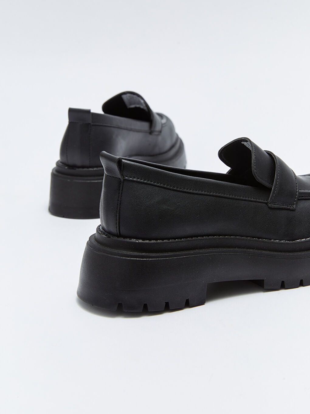 Siyah Deri Görünümlü Kalın Taban Kadın Klasik Ayakkabı-4