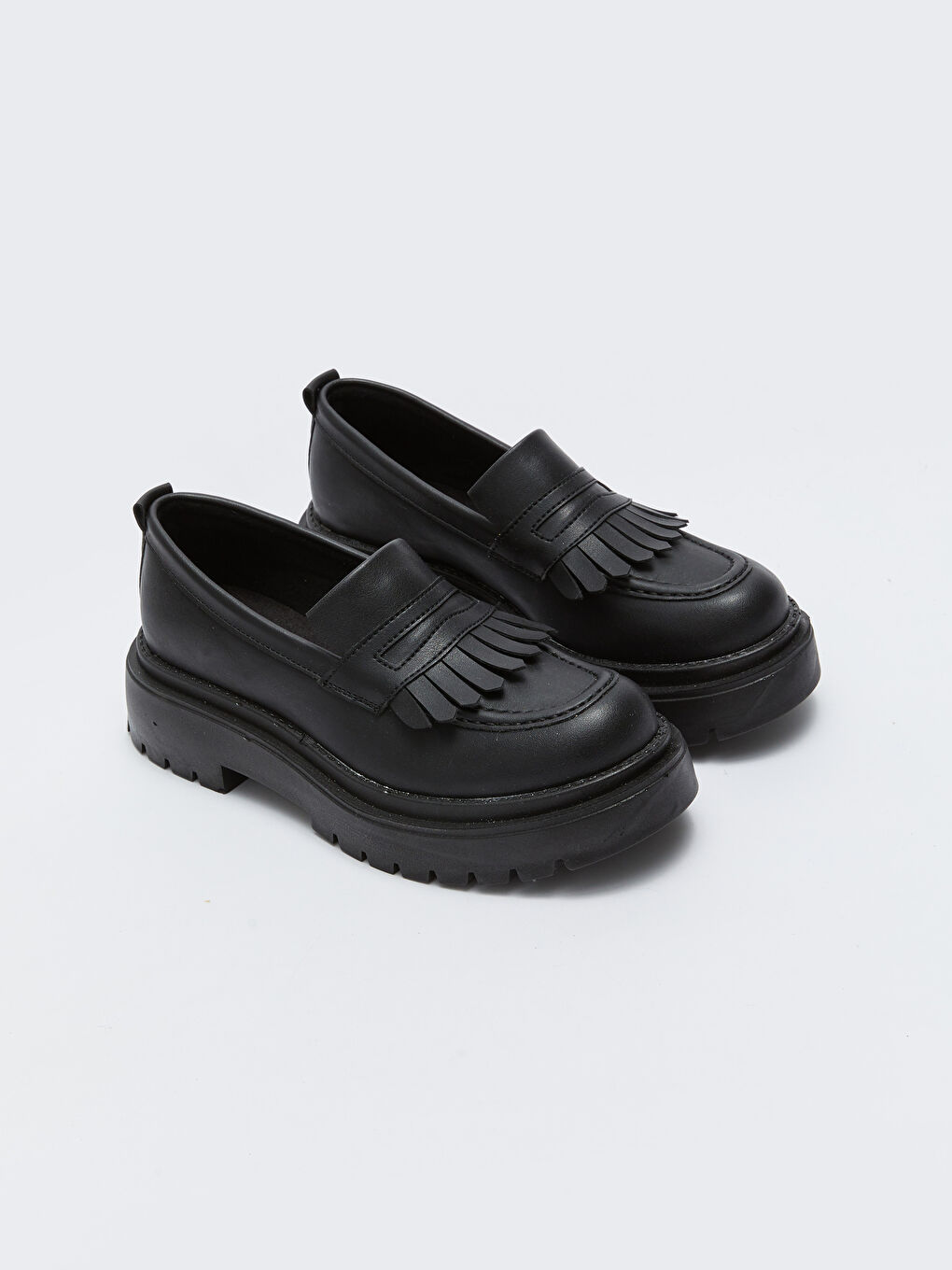 Siyah Deri Görünümlü Kalın Taban Kadın Klasik Ayakkabı