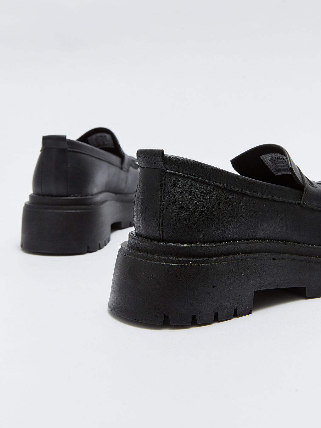 Siyah Deri Görünümlü Kalın Taban Kadın Klasik Ayakkabı-3