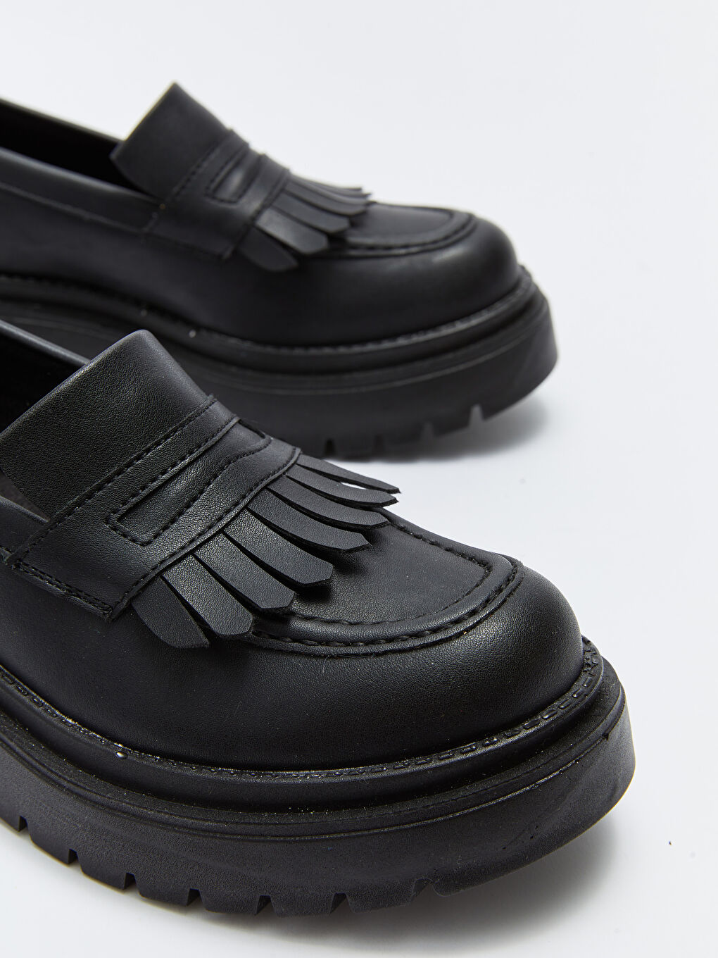 Siyah Deri Görünümlü Kalın Taban Kadın Klasik Ayakkabı-4