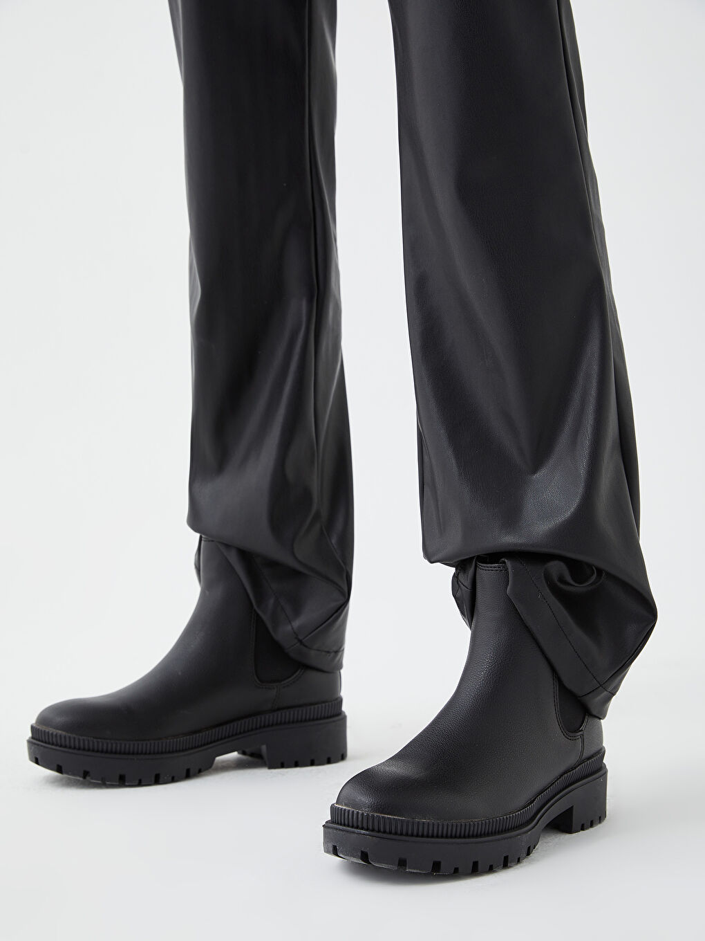 Siyah Kadın Deri Görünümlü Bot-4