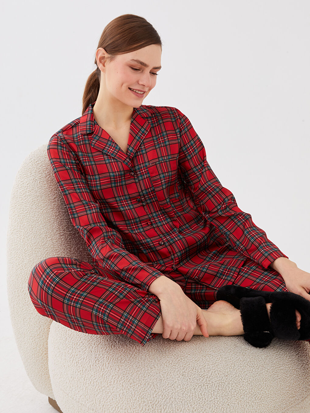 Kırmızı Gömlek Yaka Yılbaşı Temalı Uzun Kollu Kadın Saten Pijama Takımı