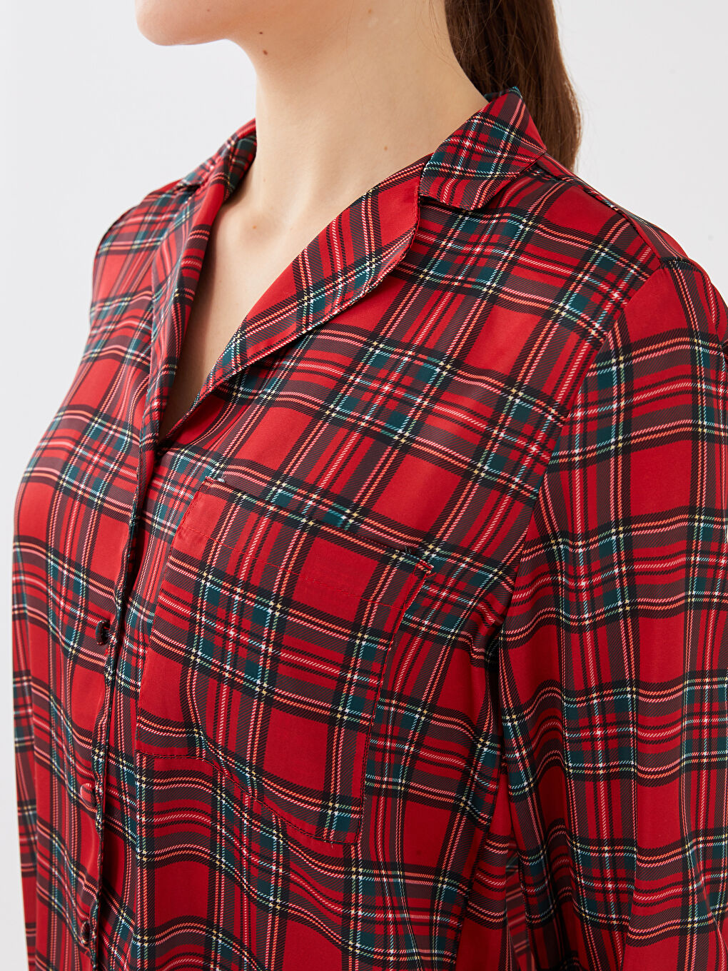 Kırmızı Gömlek Yaka Yılbaşı Temalı Uzun Kollu Kadın Saten Pijama Takımı-3