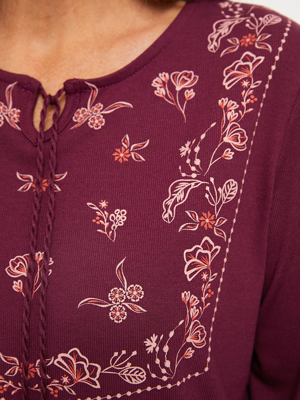 Bordo Bağlamalı Yaka Baskılı Uzun Kollu Kadın Tişört-2