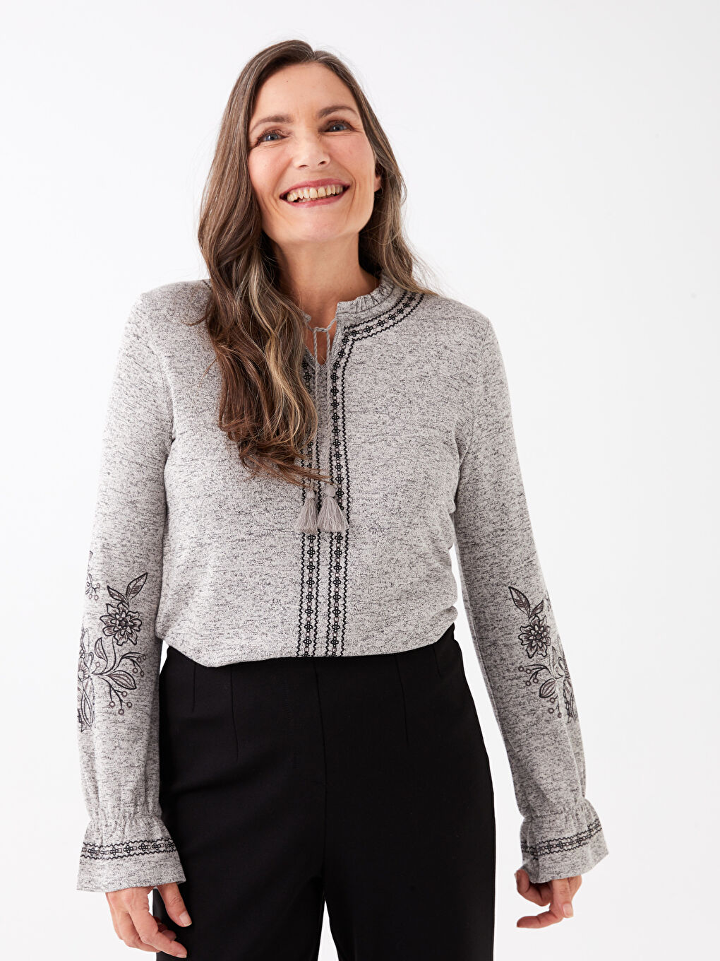 Gri Bağlamalı Yaka Nakışlı Uzun Kollu Kadın Bluz