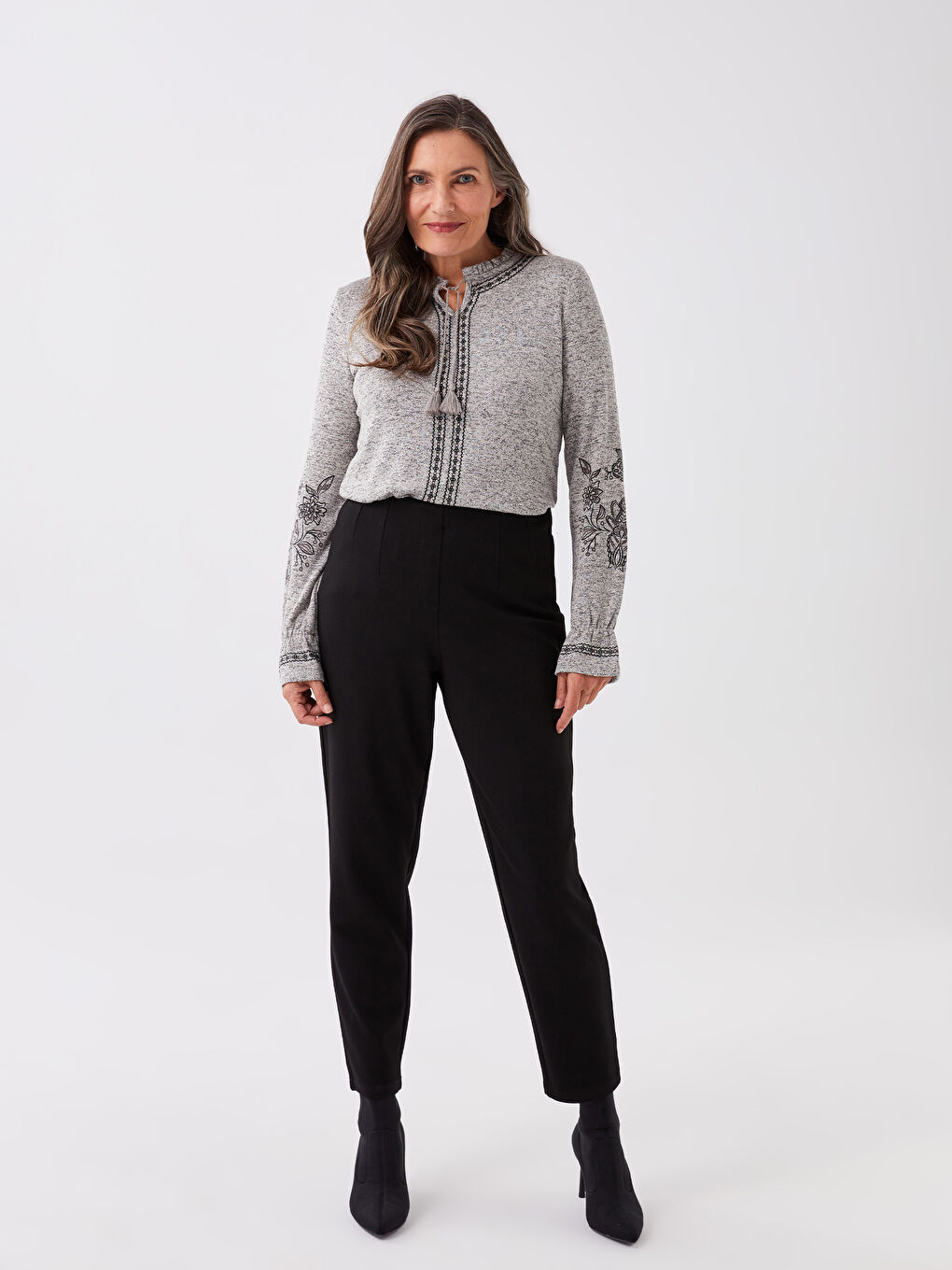 Gri Bağlamalı Yaka Nakışlı Uzun Kollu Kadın Bluz-1