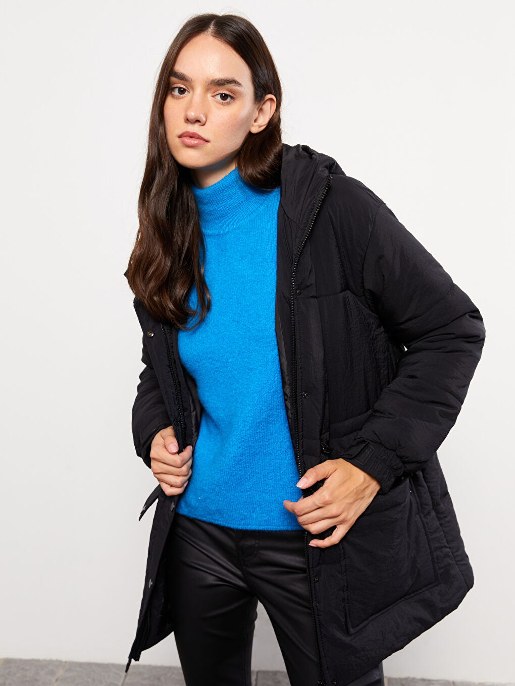 Siyah Kadın Kapüşonlu Düz Şişme Mont