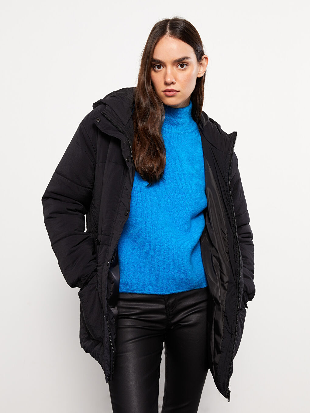 Siyah Kadın Kapüşonlu Düz Şişme Mont-1