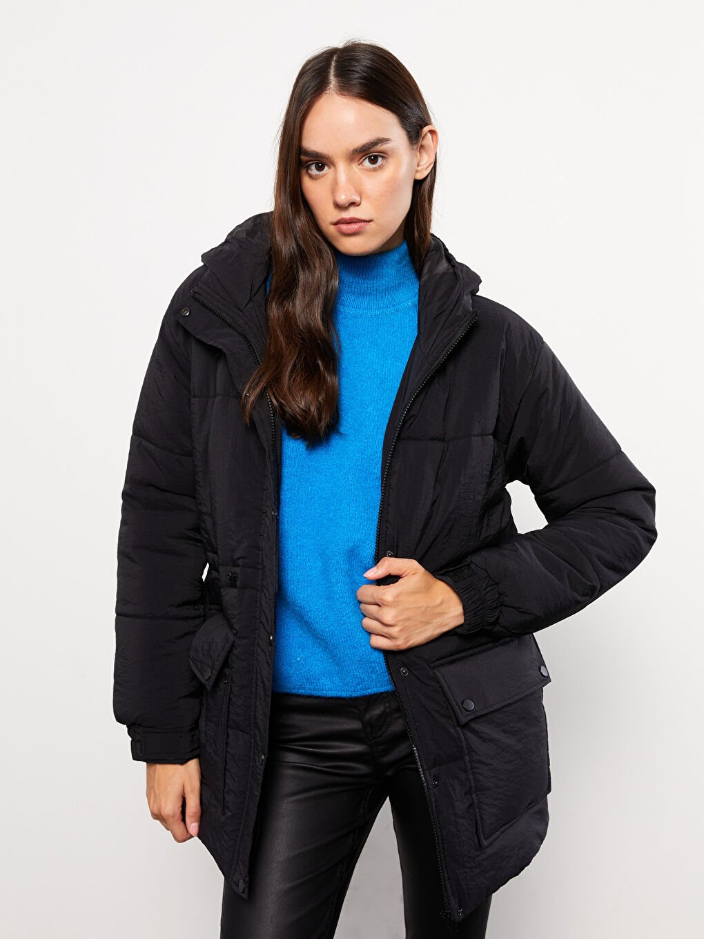 Siyah Kadın Kapüşonlu Düz Şişme Mont-2