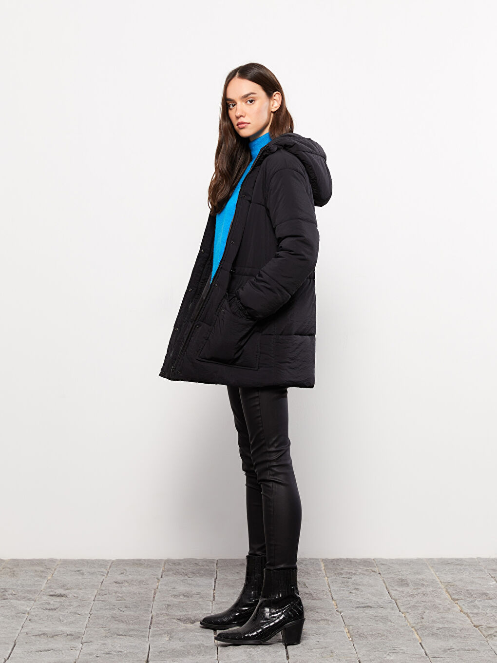 Siyah Kadın Kapüşonlu Düz Şişme Mont-3