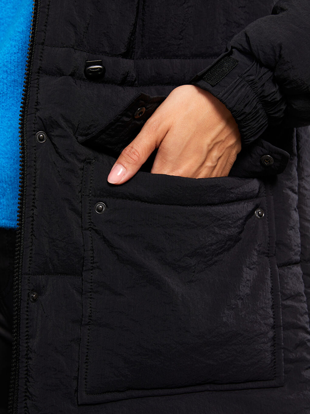 Siyah Kadın Kapüşonlu Düz Şişme Mont-4