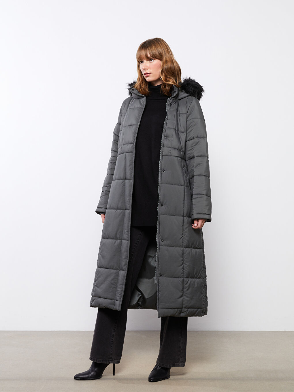 Antrasit Kürk Detaylı Kapüşonlu Düz Uzun Kollu Kadın Şişme Mont