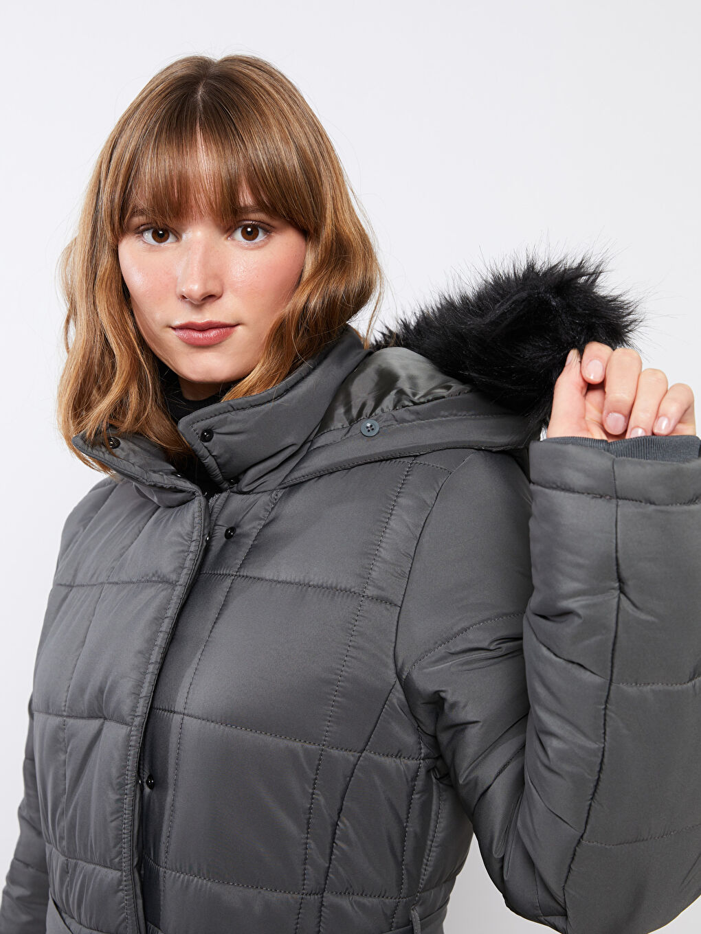 Antrasit Kürk Detaylı Kapüşonlu Düz Uzun Kollu Kadın Şişme Mont-3