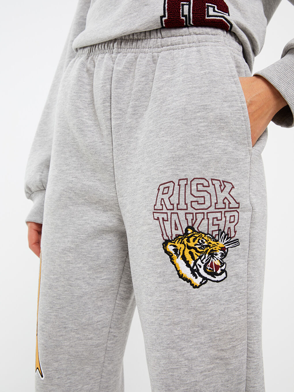 بنطلون رياضي مطبوع بخصر مرن للسيدات-4