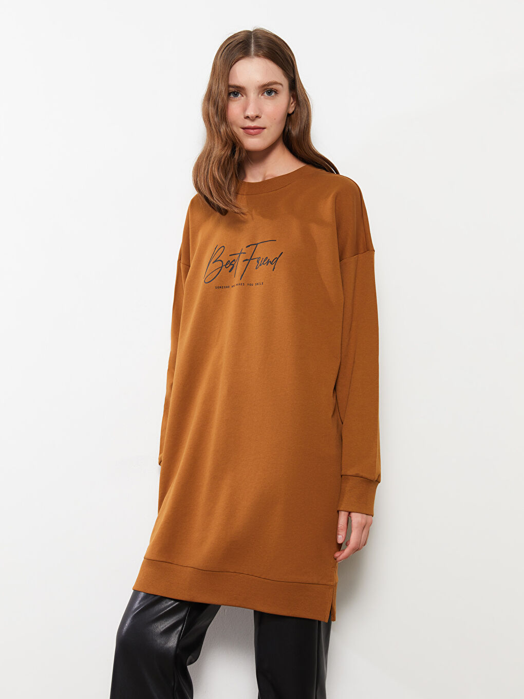 LCWAIKIKI Basic Açık Kahverengi Bisiklet Yaka Baskılı Uzun Kollu Oversize Kadın Sweatshirt Tunik