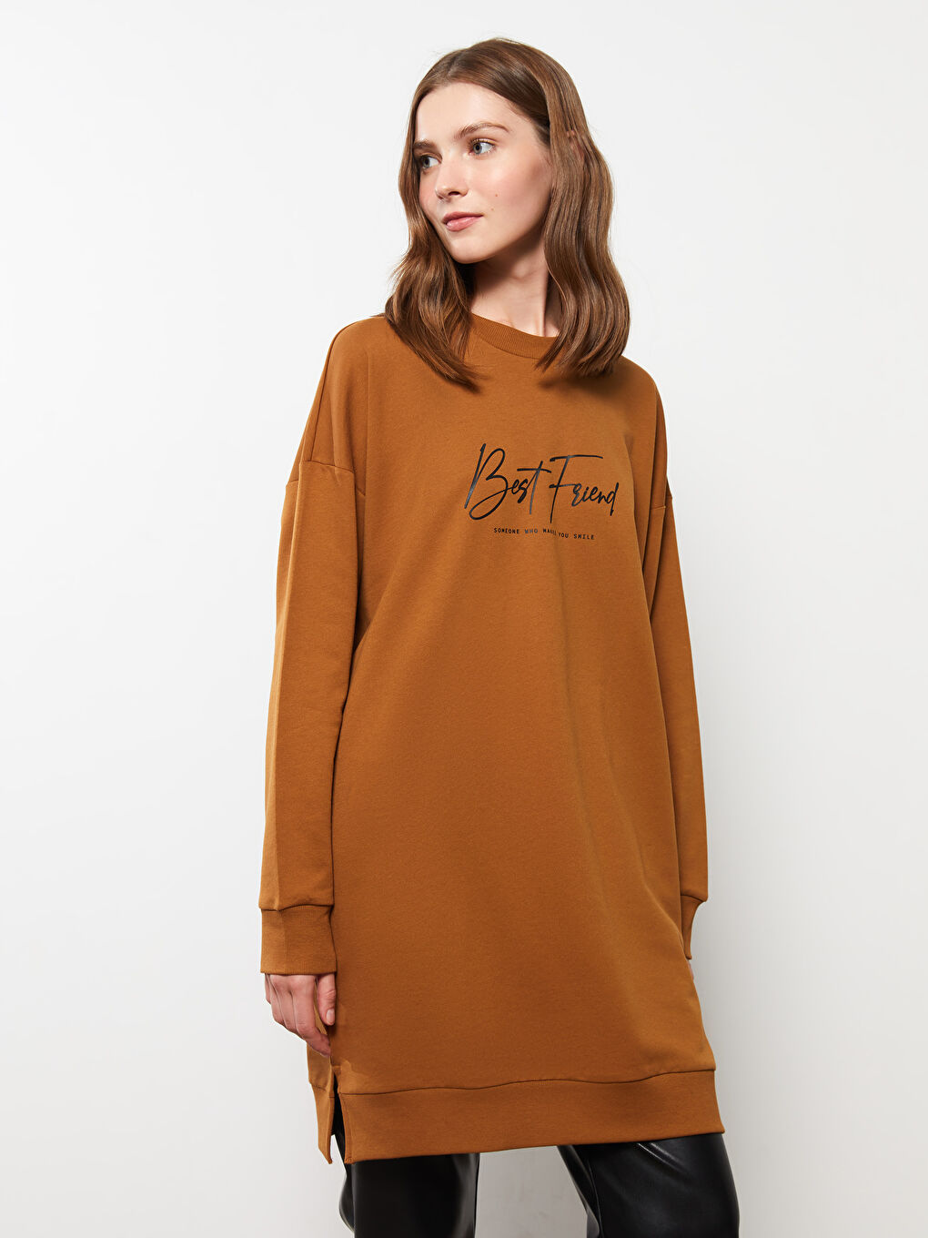 LCWAIKIKI Basic Açık Kahverengi Bisiklet Yaka Baskılı Uzun Kollu Oversize Kadın Sweatshirt Tunik - 1