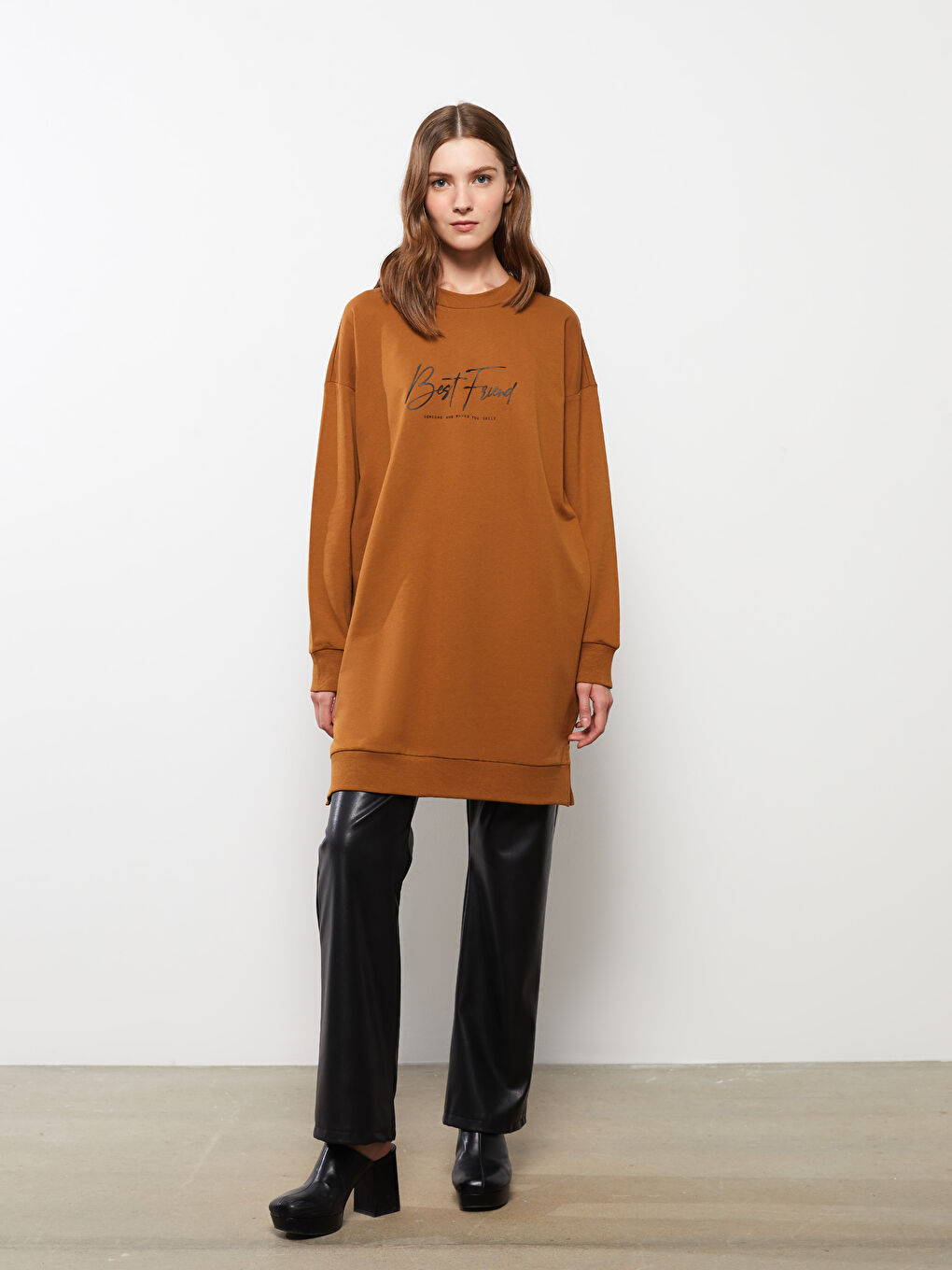 LCWAIKIKI Basic Açık Kahverengi Bisiklet Yaka Baskılı Uzun Kollu Oversize Kadın Sweatshirt Tunik - 2