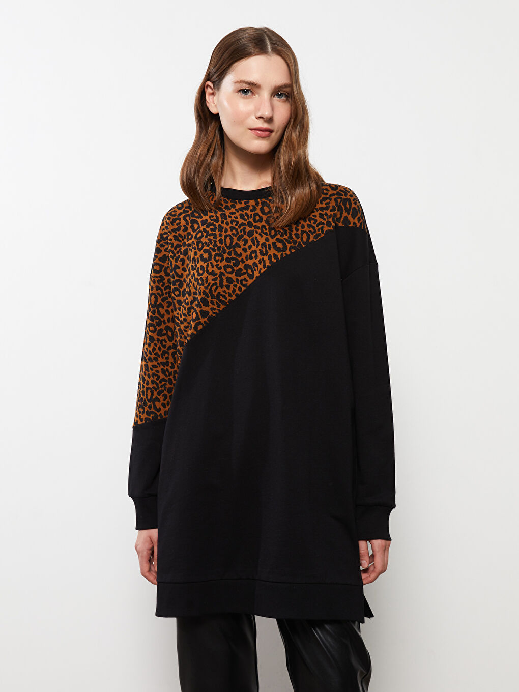 تونیکی سویتشێرتی قۆڵ درێژی چاپکراوی یەخە خڕ بۆ ژنان