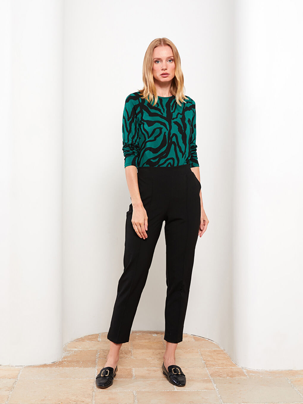 Siyah Kadın Rahat Kalıp Düz Pantolon-1