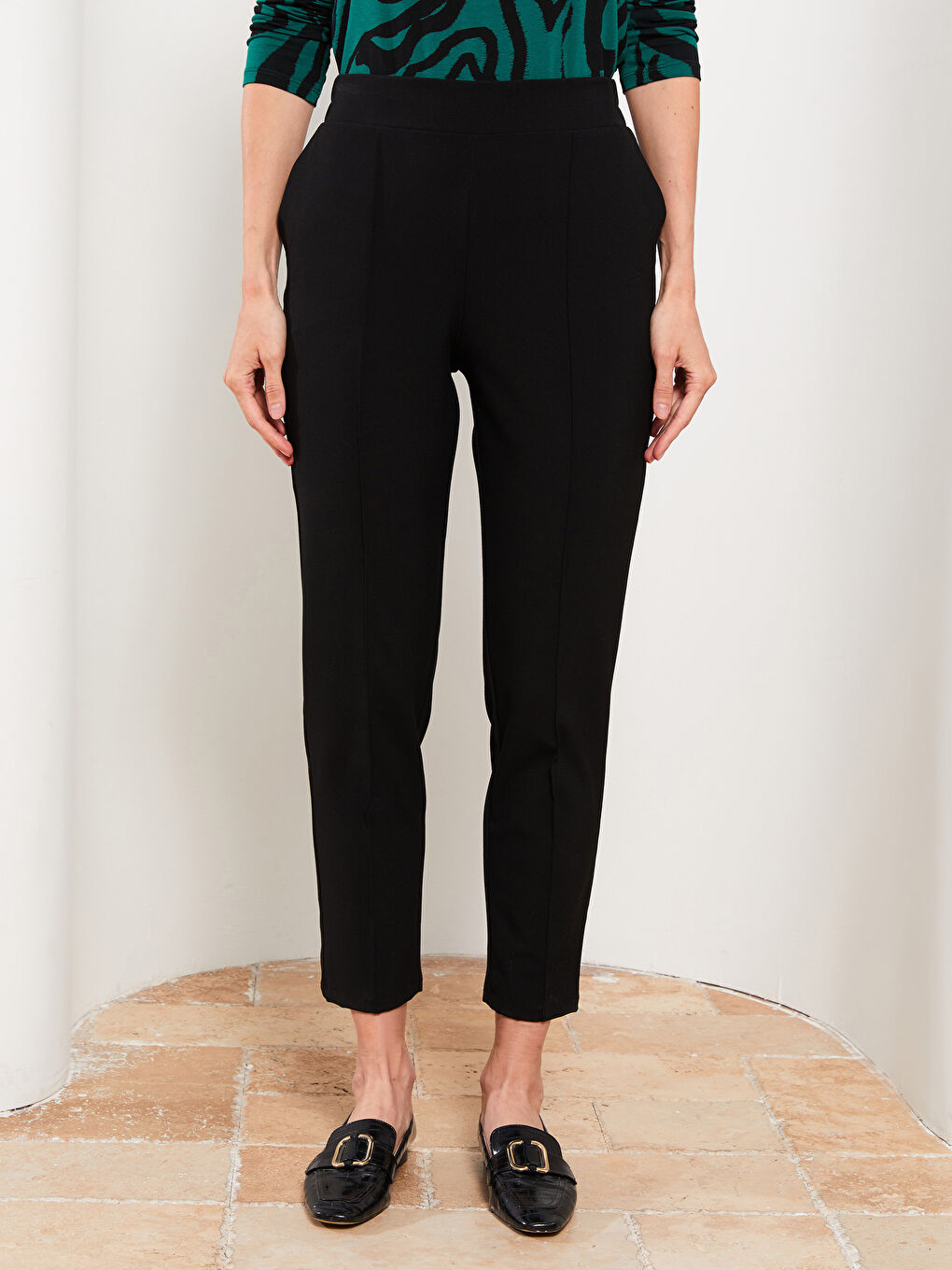 Siyah Kadın Rahat Kalıp Düz Pantolon-3