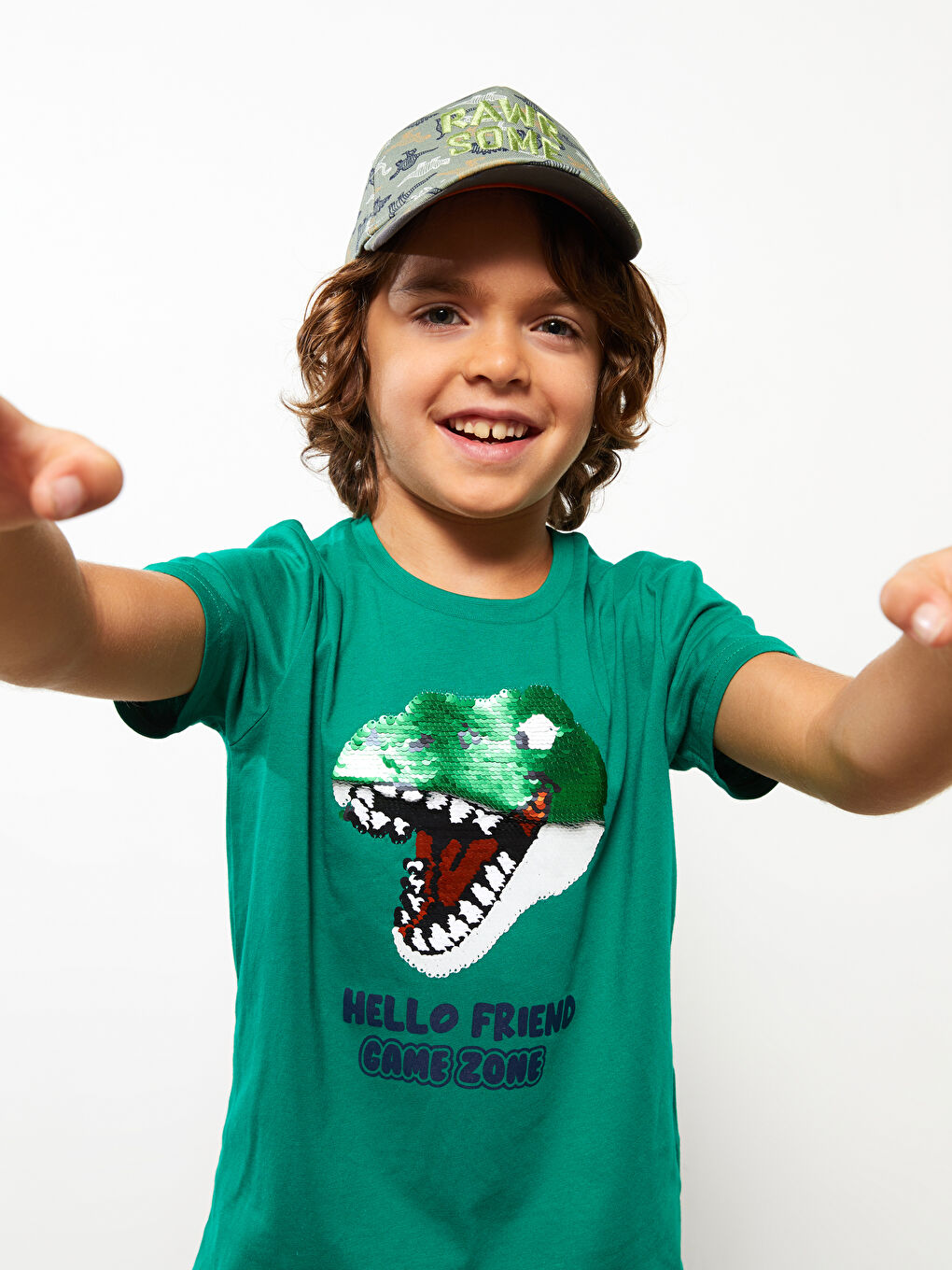 تيشيرت أولاد قطن كم قصير برقبة دائرية مطبوع ومطرز بالترتر على الجانبين-2