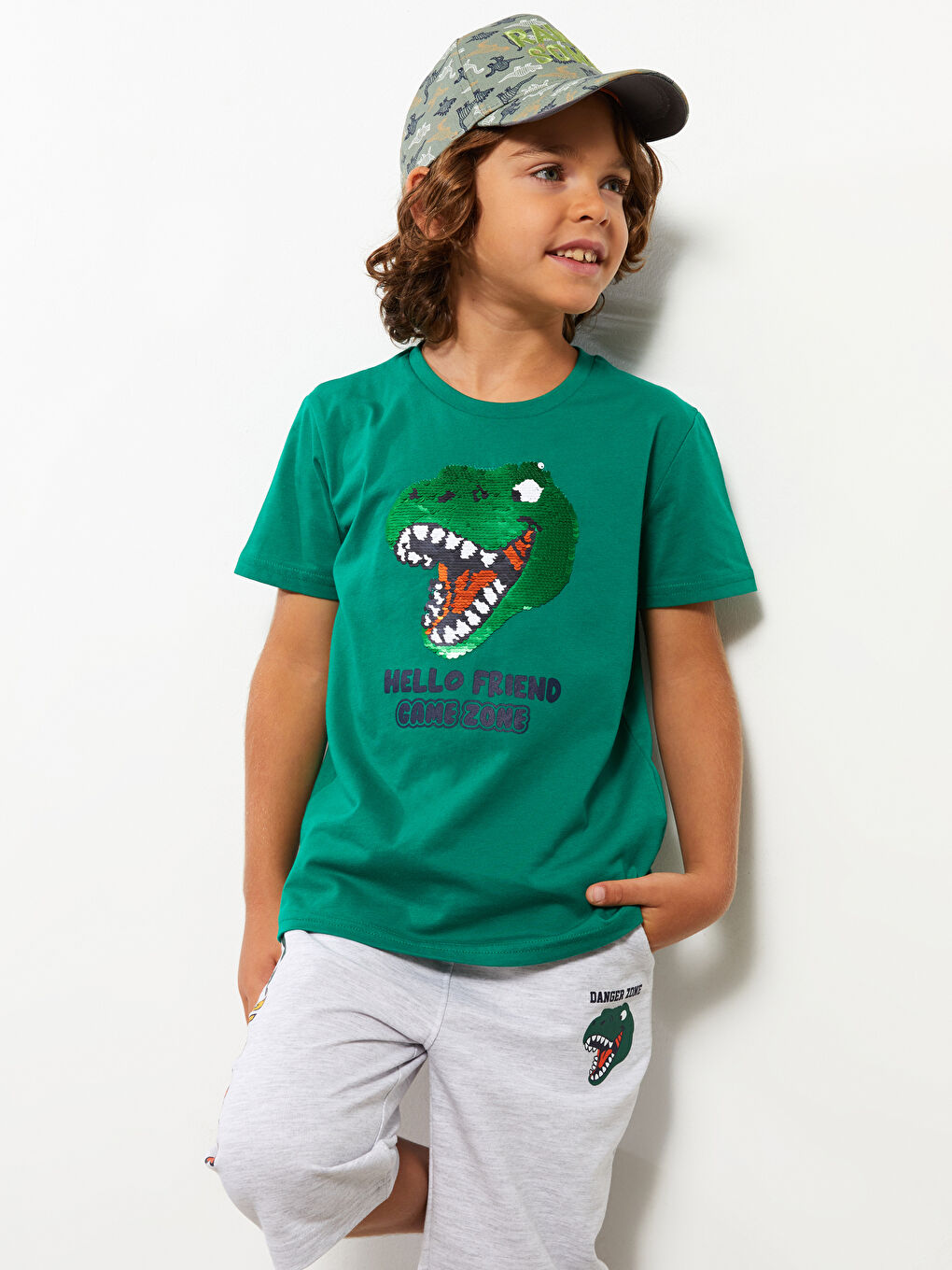 تيشيرت أولاد قطن كم قصير برقبة دائرية مطبوع ومطرز بالترتر على الجانبين-1