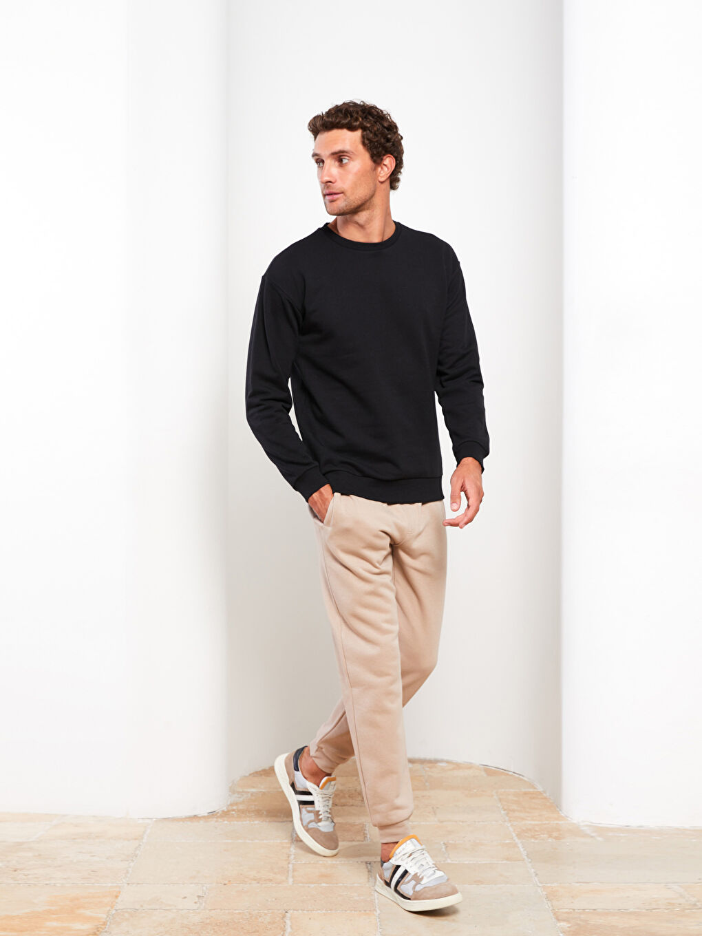 Siyah Bisiklet Yaka Uzun Kollu Erkek Sweatshirt-1