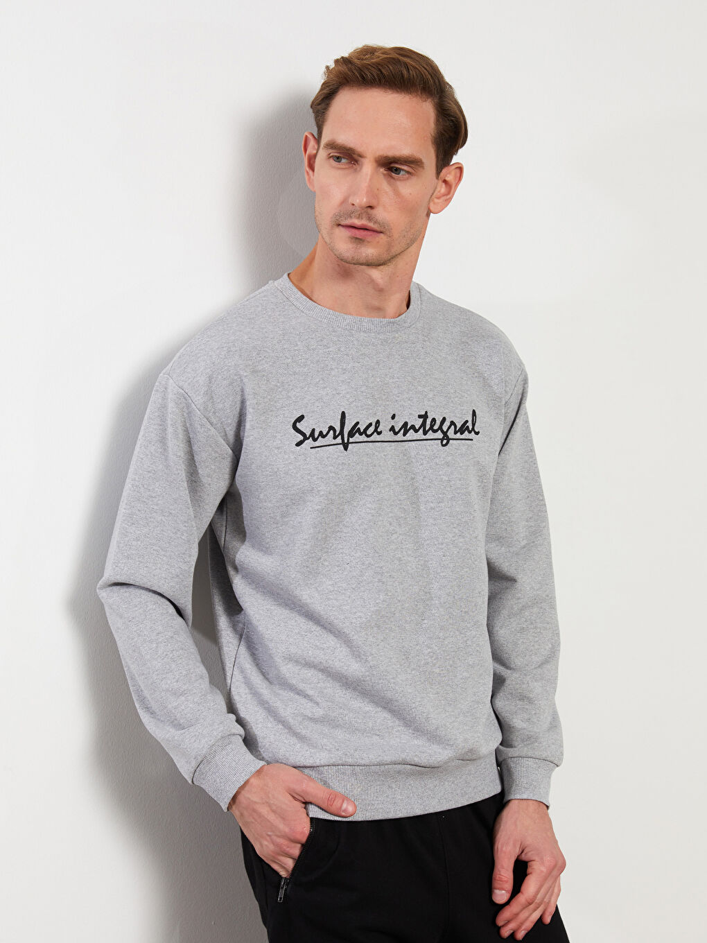 سويت شيرت كم طويل مطبوع بياقة دائرية للرجال