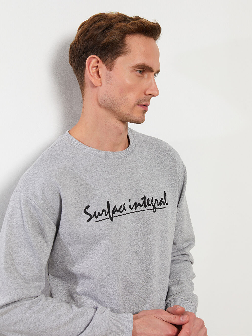 سويت شيرت كم طويل مطبوع بياقة دائرية للرجال-1