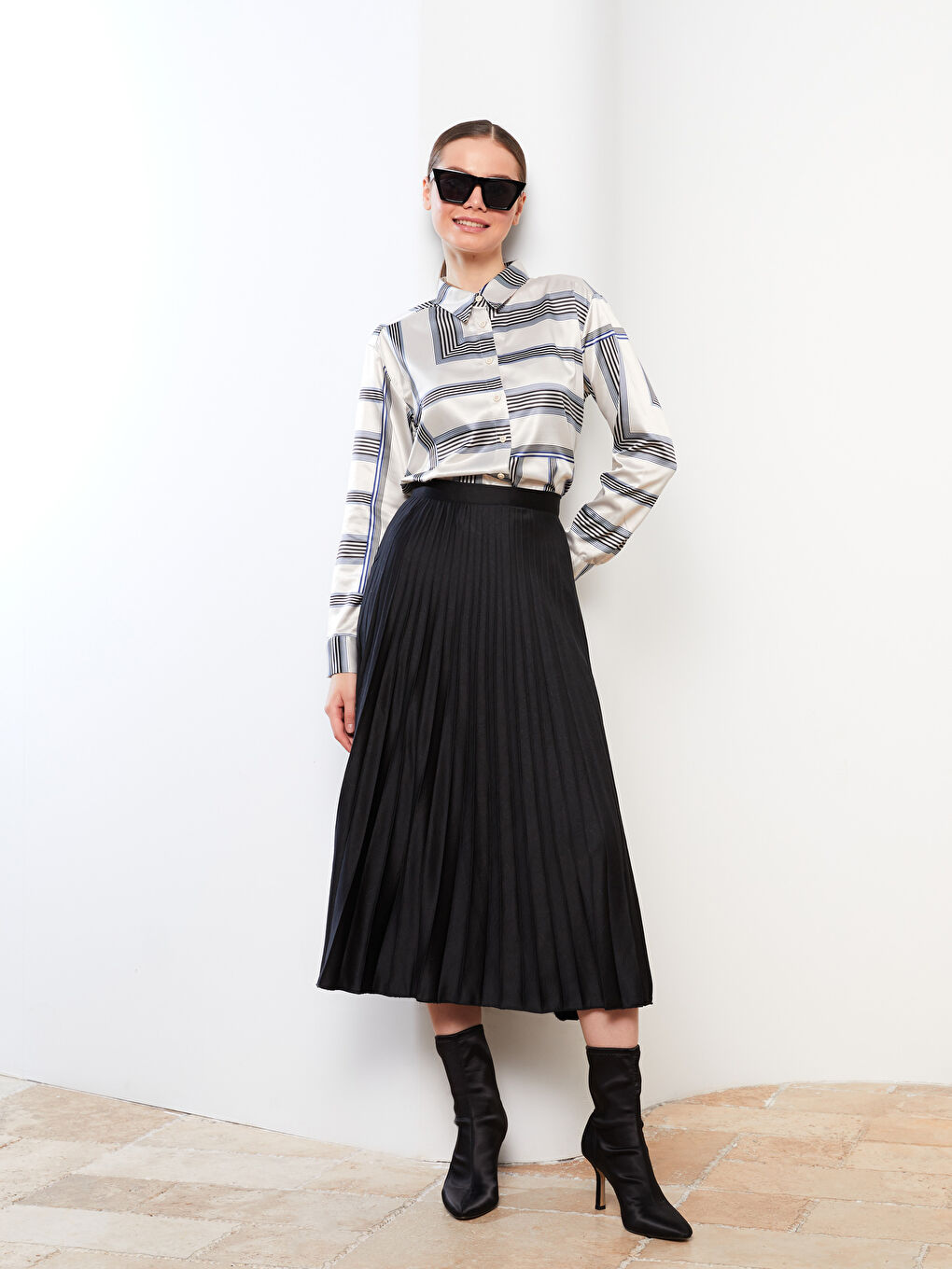 Siyah Düz Pileli Saten Kadın Etek-1