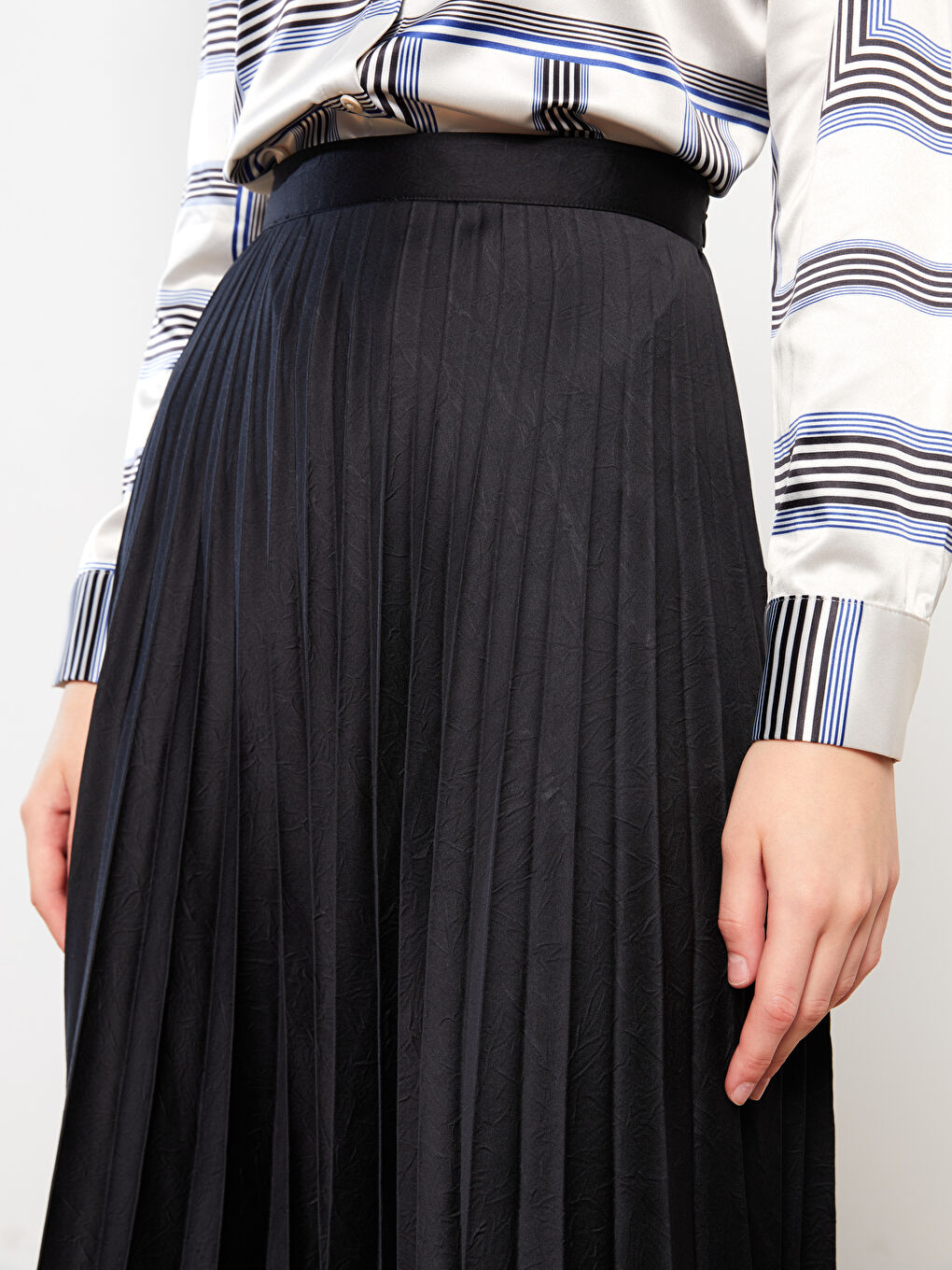 Siyah Düz Pileli Saten Kadın Etek-2