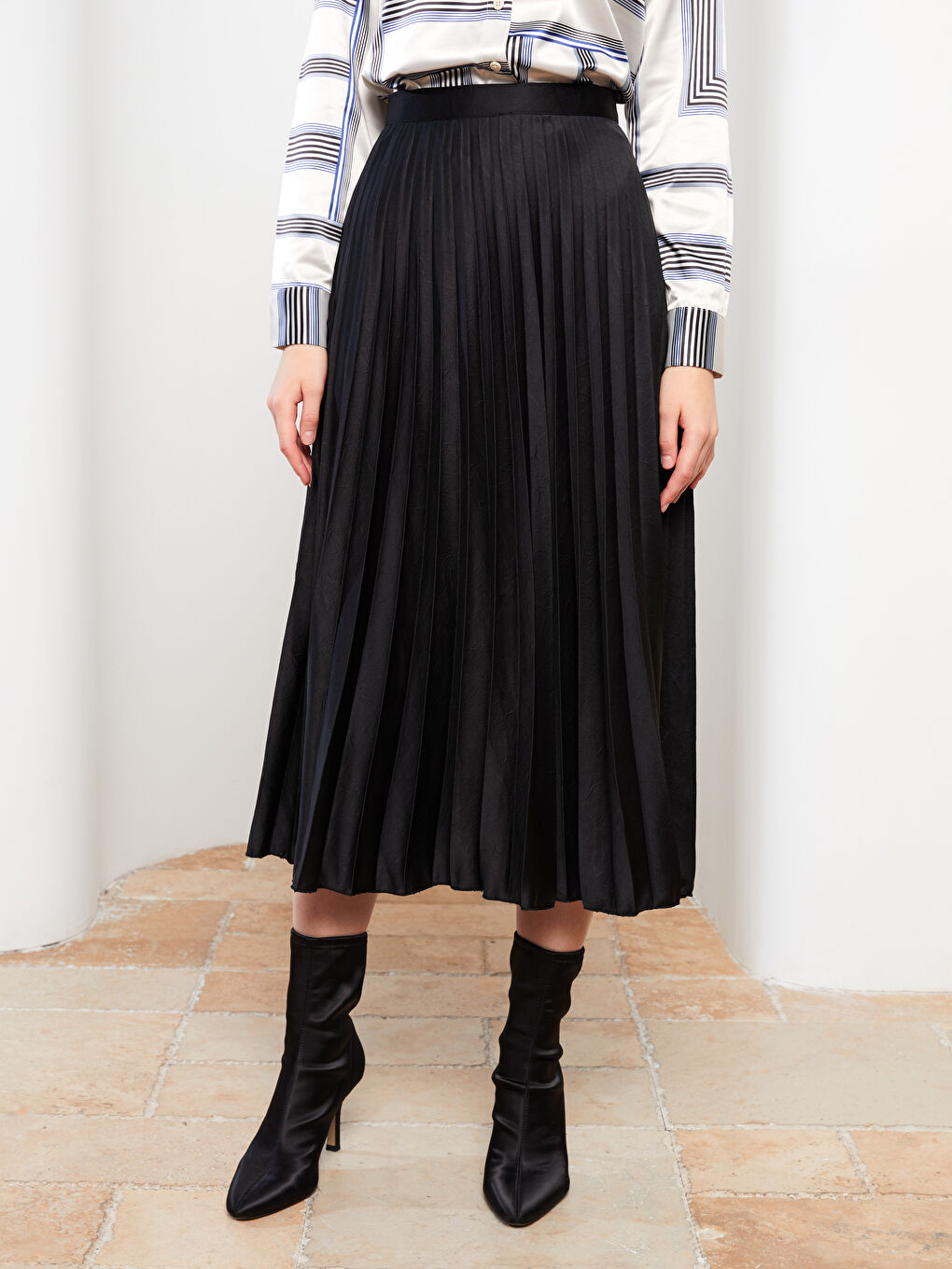 Siyah Düz Pileli Saten Kadın Etek-3