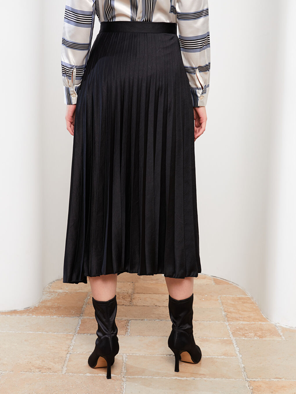 Siyah Düz Pileli Saten Kadın Etek-4