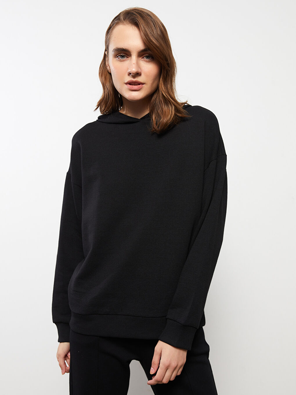 LCWAIKIKI Basic Yeni Siyah Kapüşonlu Düz Uzun Kollu Oversize Kadın Sweatshirt