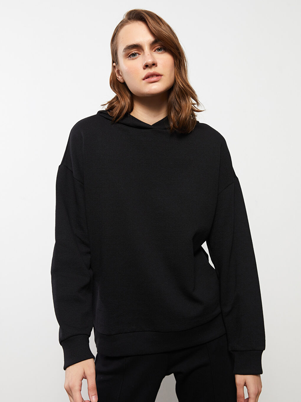 LCWAIKIKI Basic Yeni Siyah Kapüşonlu Düz Uzun Kollu Oversize Kadın Sweatshirt - 1