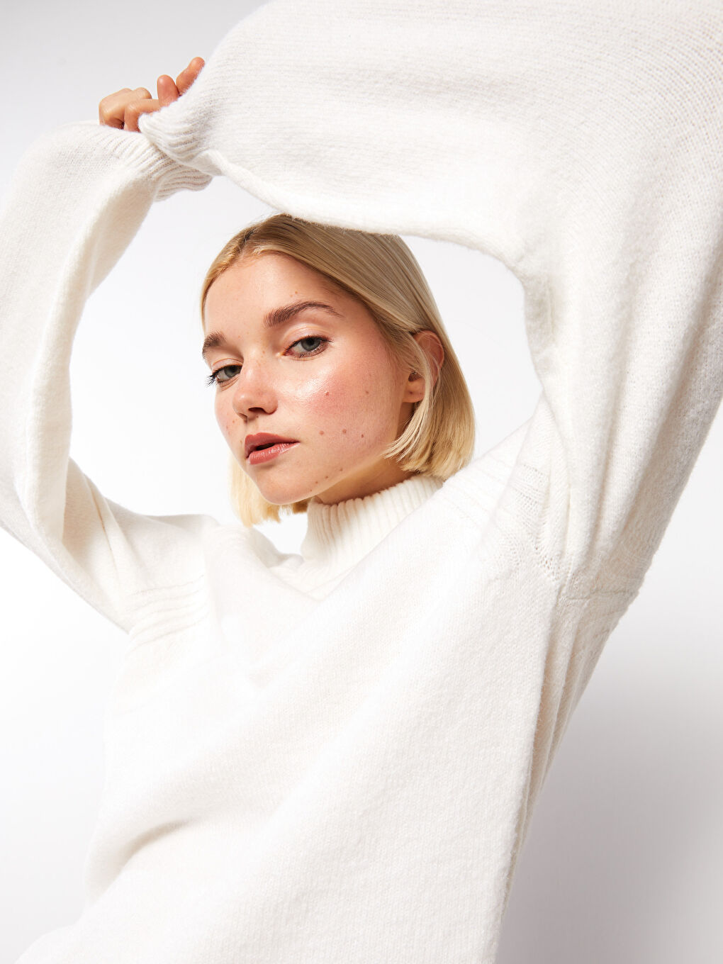 Ekru Yarım Balıkçı Yaka Kendinden Desenli Uzun Kollu Kadın Triko Kazak