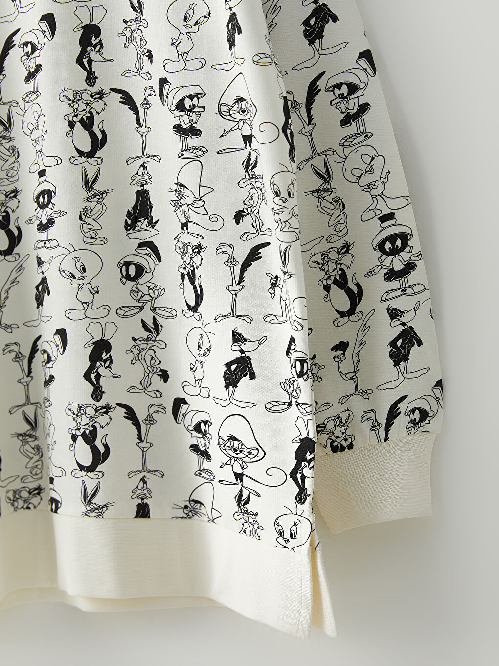 LCW Modest Crew Neck Bugs Bunny Printed Long Sleeve Oversize Women's Sweatshirt Tunic -W2ER49Z8-LRA
