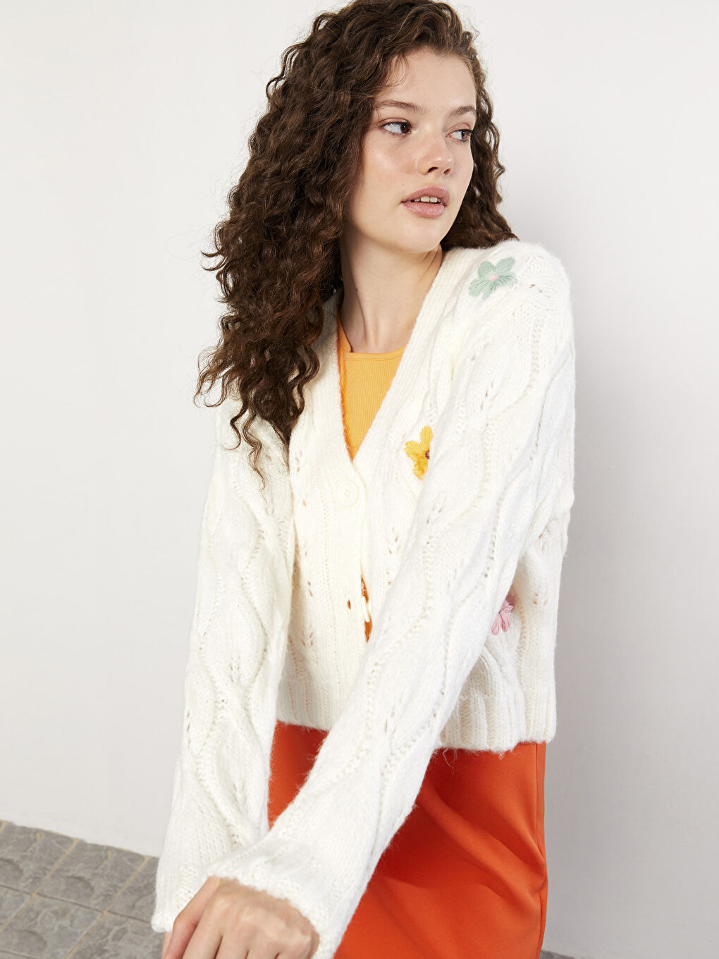 Ekru V Yaka Nakışlı Uzun Kollu Kadın Triko Hırka