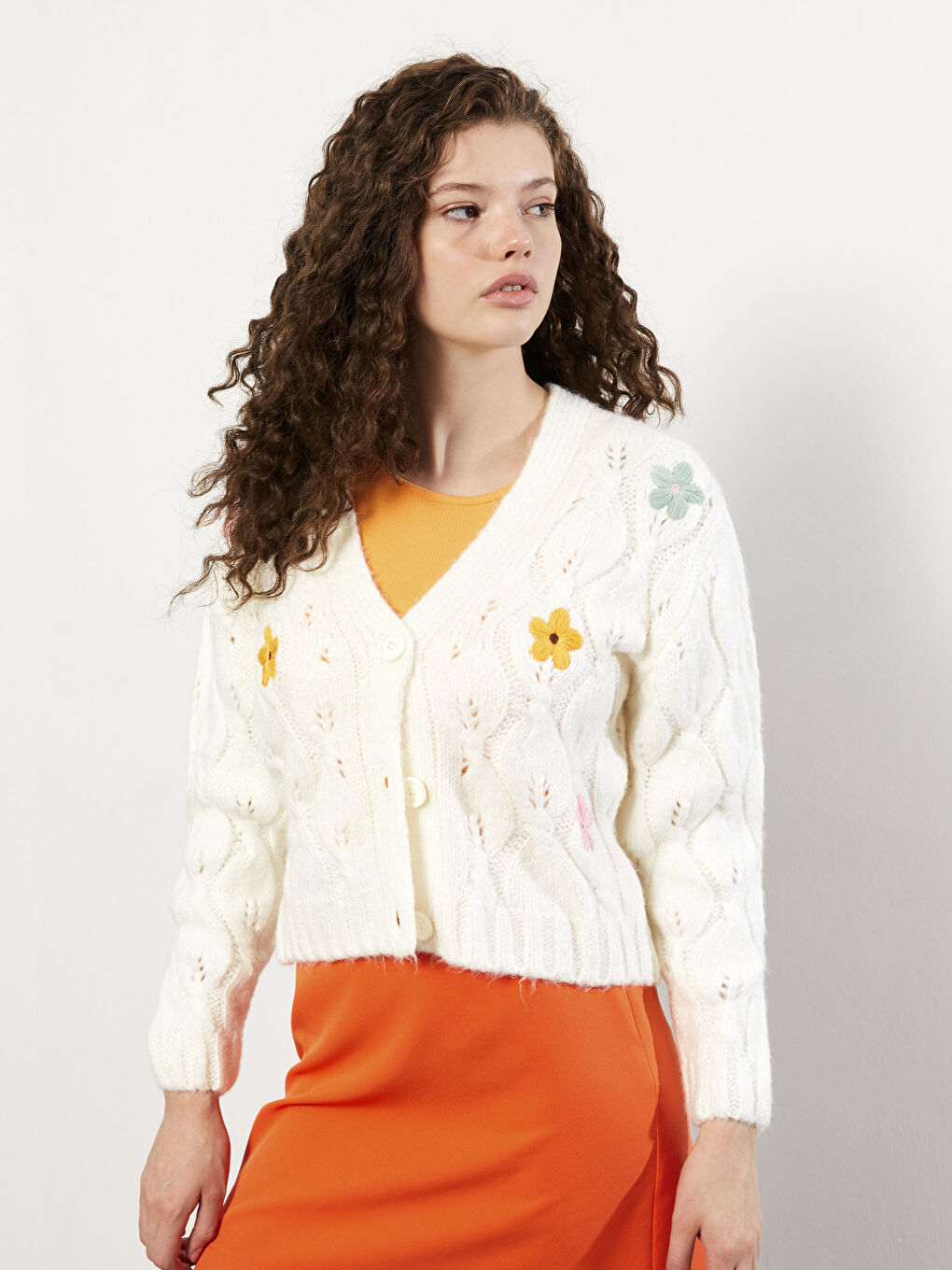 Ekru V Yaka Nakışlı Uzun Kollu Kadın Triko Hırka-1