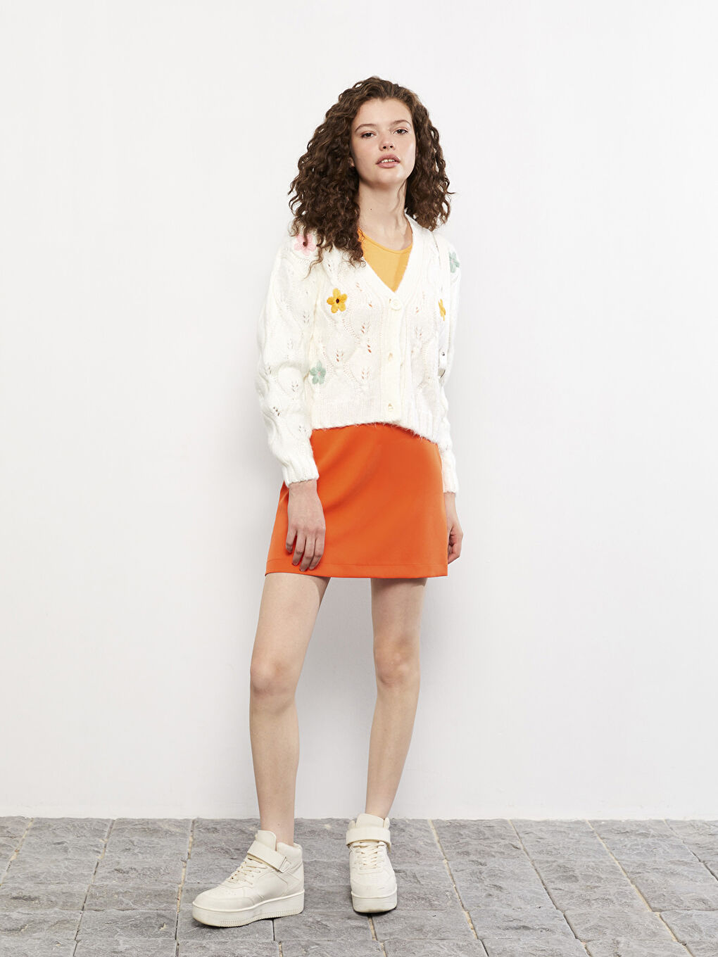 Ekru V Yaka Nakışlı Uzun Kollu Kadın Triko Hırka-2