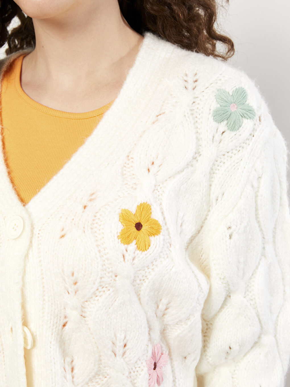 Ekru V Yaka Nakışlı Uzun Kollu Kadın Triko Hırka-3