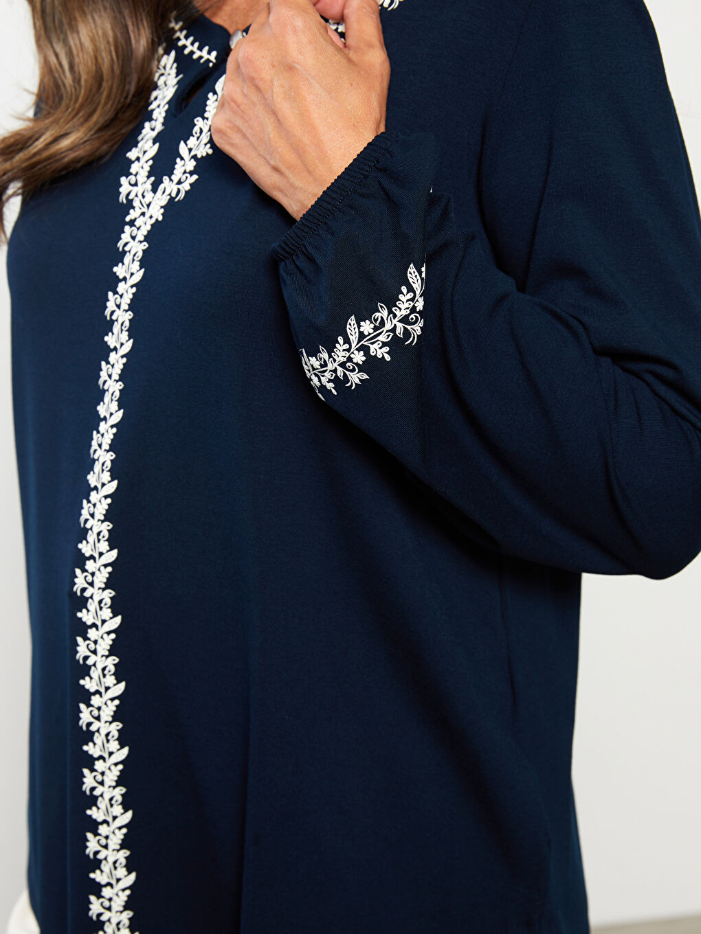 Lacivert Kaçık Yaka Desenli Uzun Kollu Kadın Bluz-2