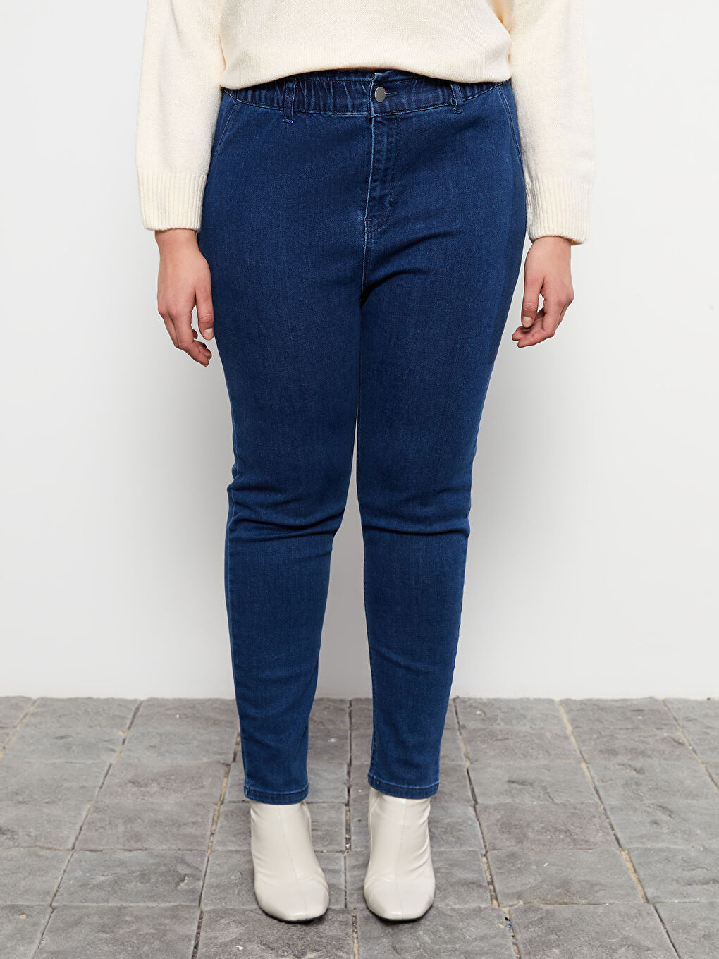 İndigo Büyük Beden Mom Fit Düz Cep Detaylı Rodeo Kadın Jean Pantolon-2