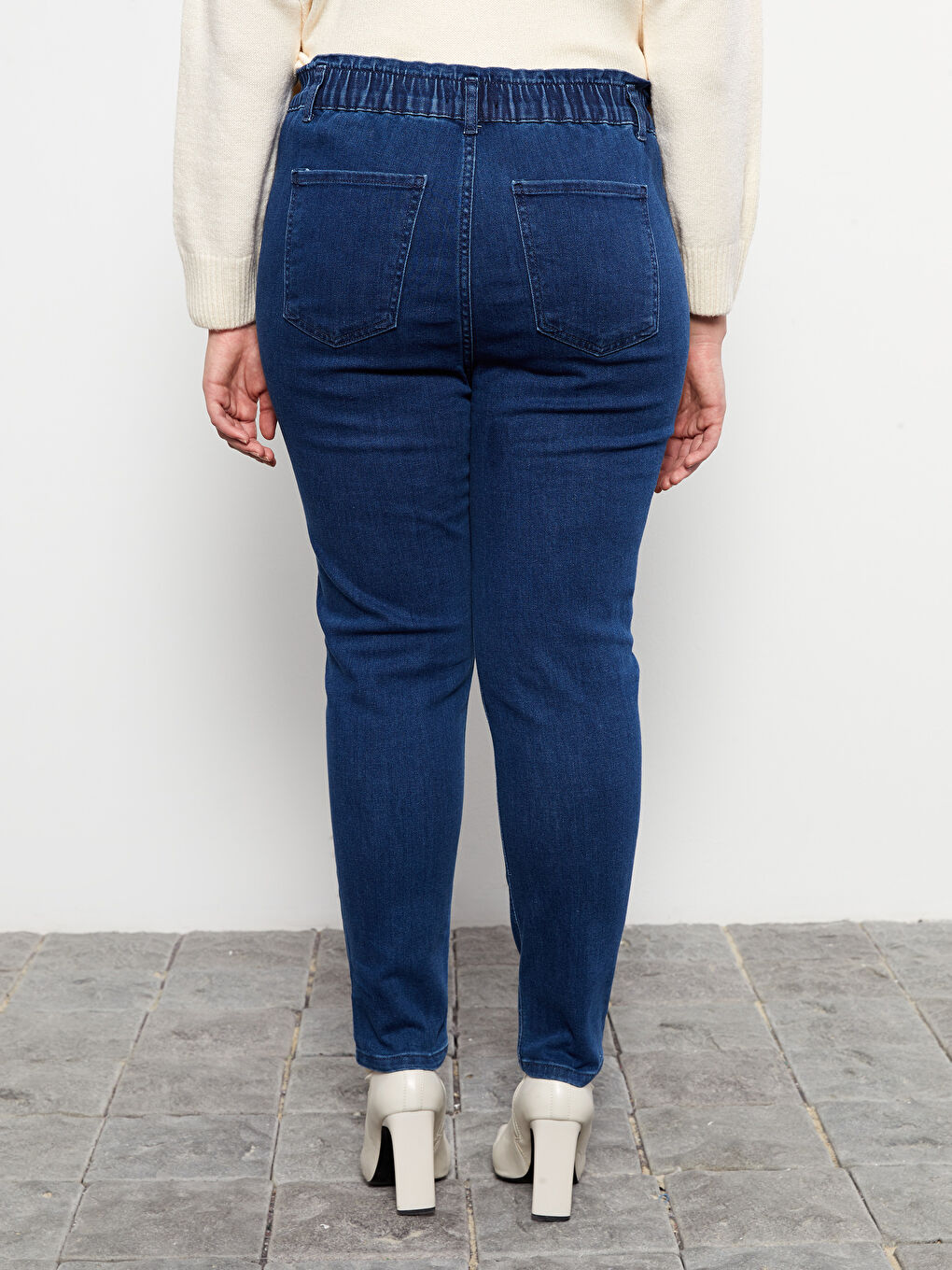 İndigo Büyük Beden Mom Fit Düz Cep Detaylı Rodeo Kadın Jean Pantolon-3