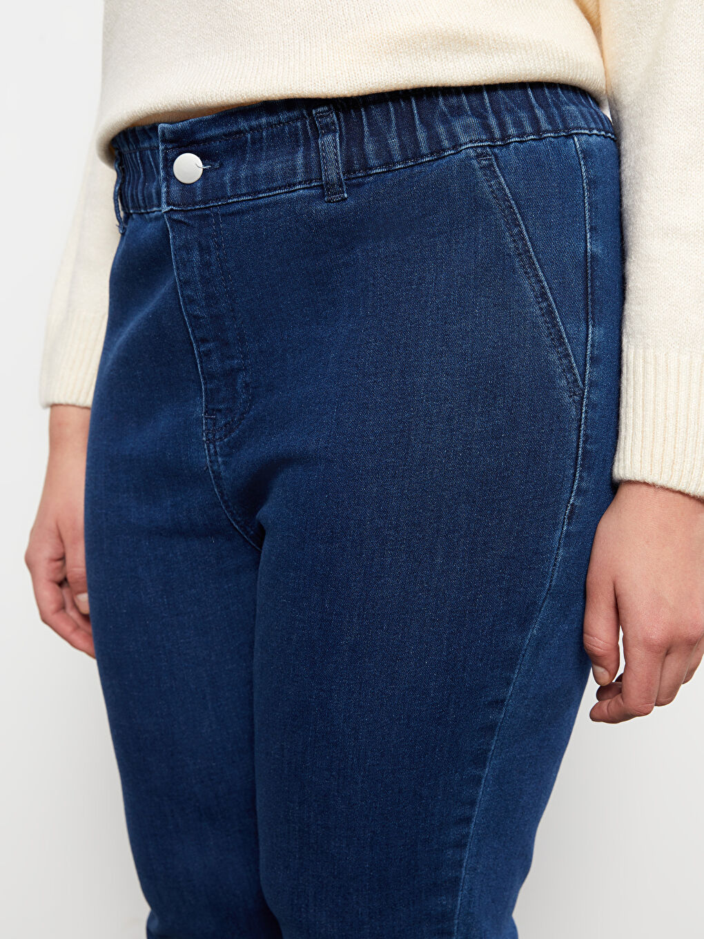 İndigo Büyük Beden Mom Fit Düz Cep Detaylı Rodeo Kadın Jean Pantolon-4